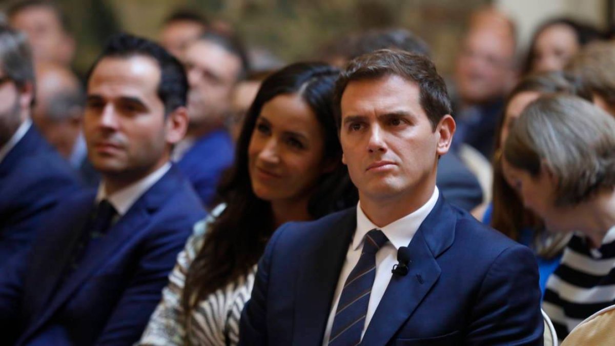 El sanchismo intenta ensuciar a Rivera para proteger al presidente