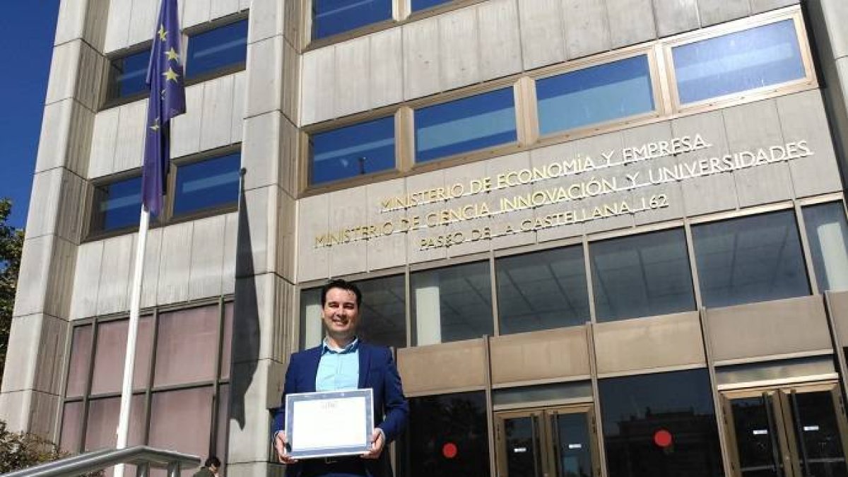 Francisco Más Pérez muestra su premio.