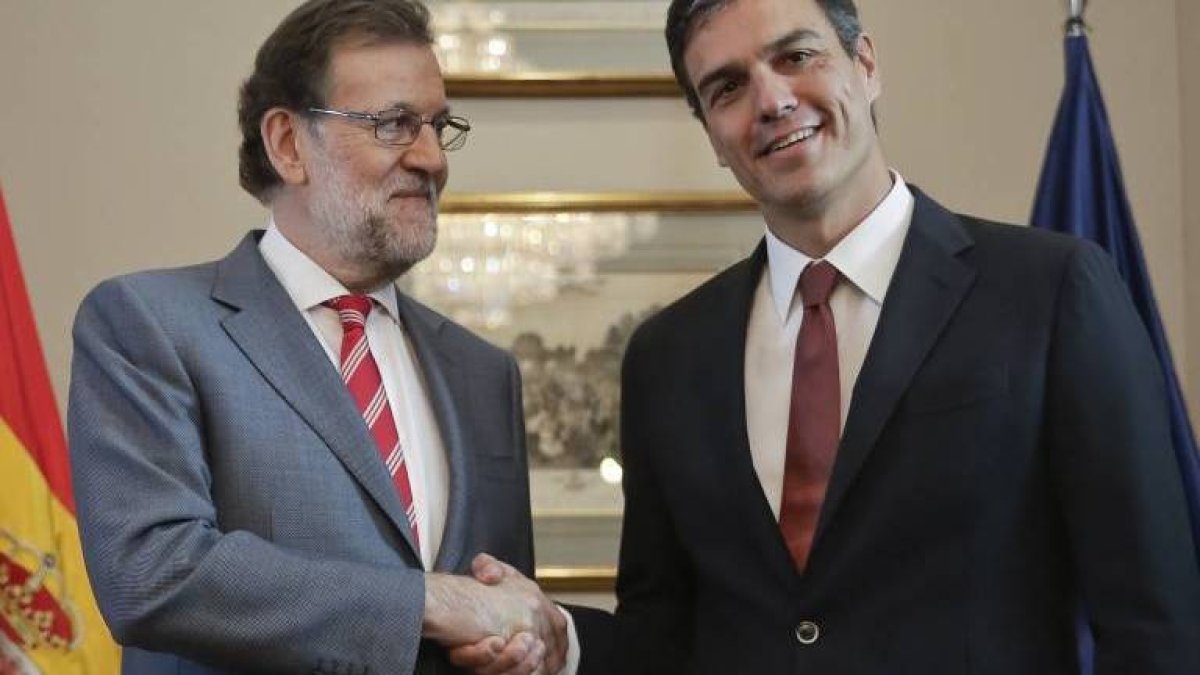 Sánchez retrasó al máximo la condecoración que se da siempre a los presidentes