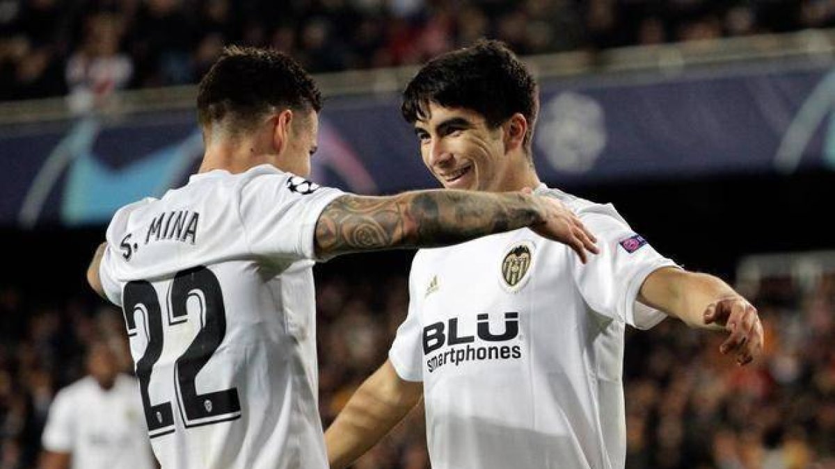 Carlos Soler y Santi Mina se abrazan tras el 1-0