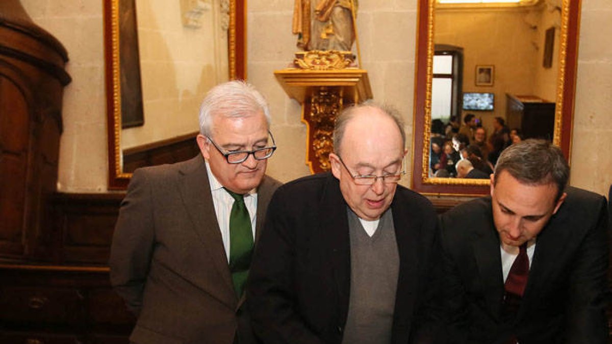César Sánchez, Cesar Augusto Asencio y el párroco y deán del templo, Ramón Egío.