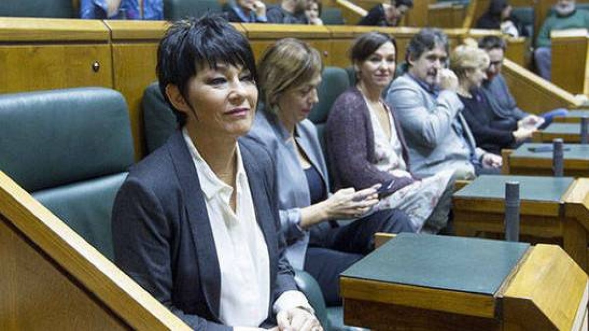 La portavoz de Bildu, Maddalen Iriarte, y el resto de parlamentarios del partido de Otegi.