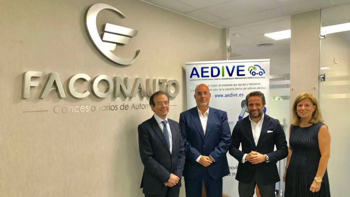 De izquierda a derecha, Rafael del Río y Arturo Pérez de Lucia, director Técnico y gerente de AEDIVE, y Gerardo Pérez y Marta Blázquez, presidente y vicepresidenta Ejecutiva de Faconauto.