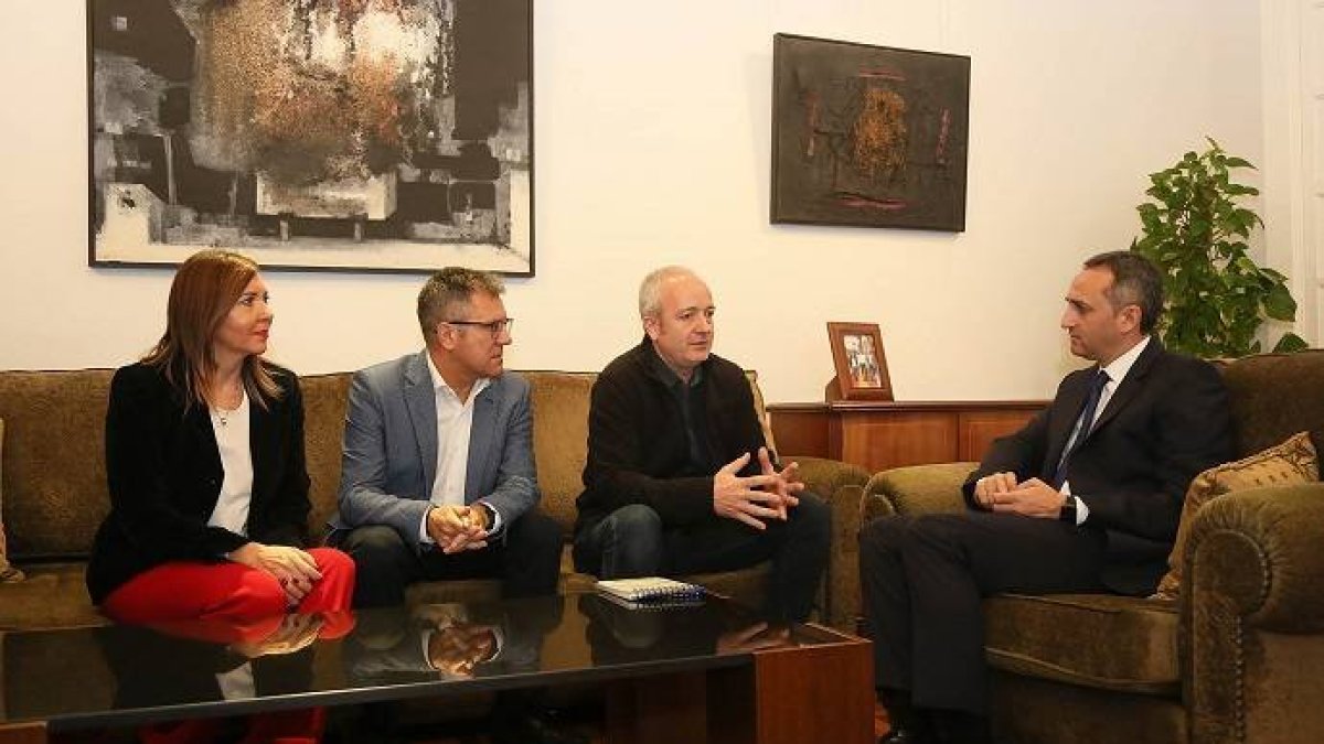 El padre de Patricia Aguilar junto al presidente de la Diputación César Sánchez y la diputada Mercedes Alonso.