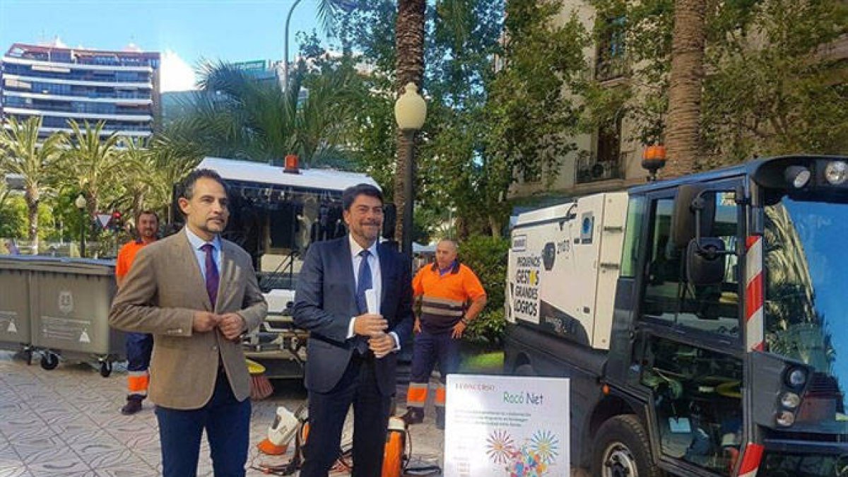 El alcalde Luis Barcala junto al edil de Limpieza Israel Cortés.