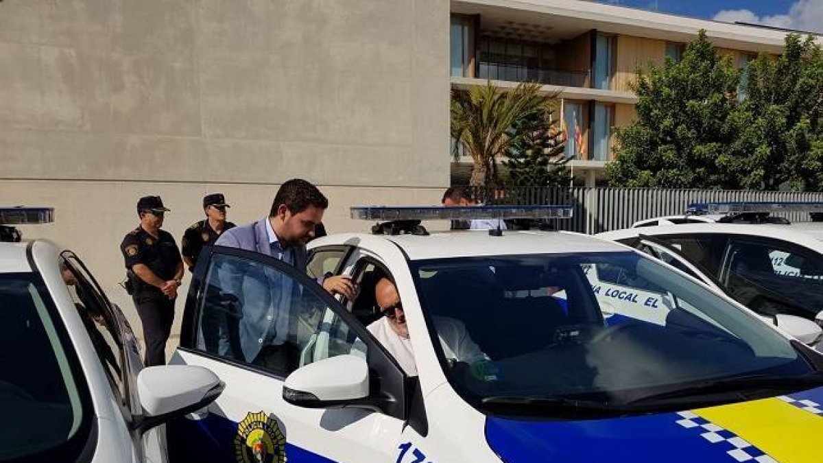 David Caballero visita las instalaciones de la Policía Local.