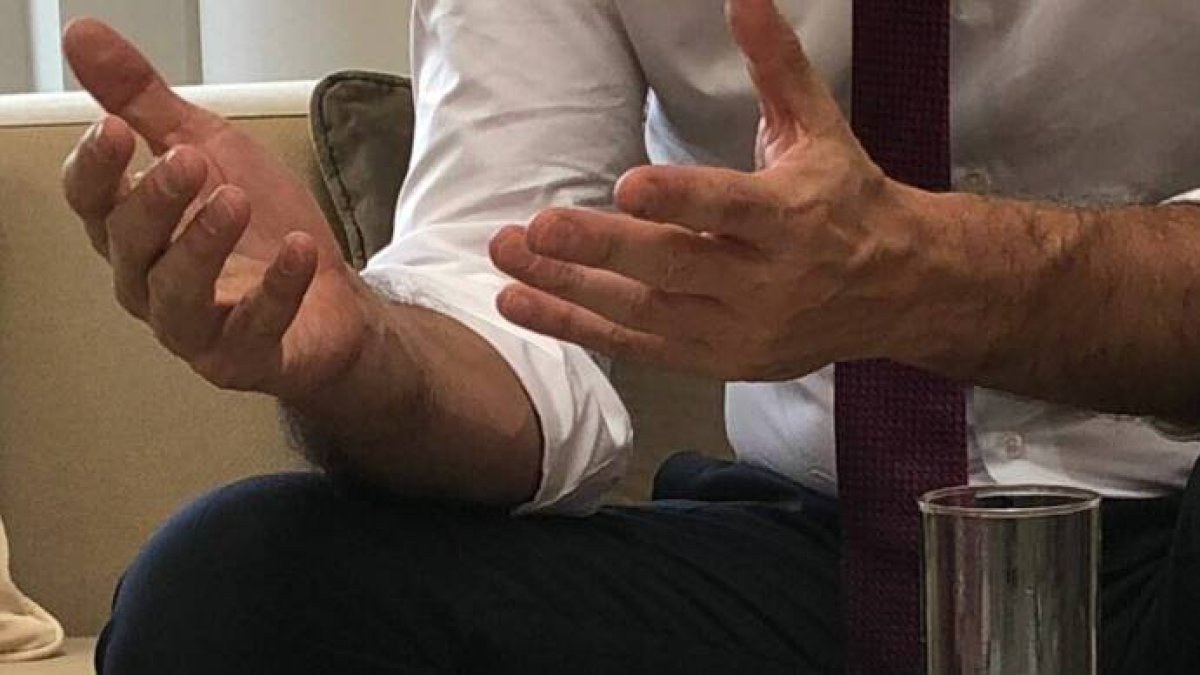 La foto de las manos de Sánchez difundida desde La Moncloa