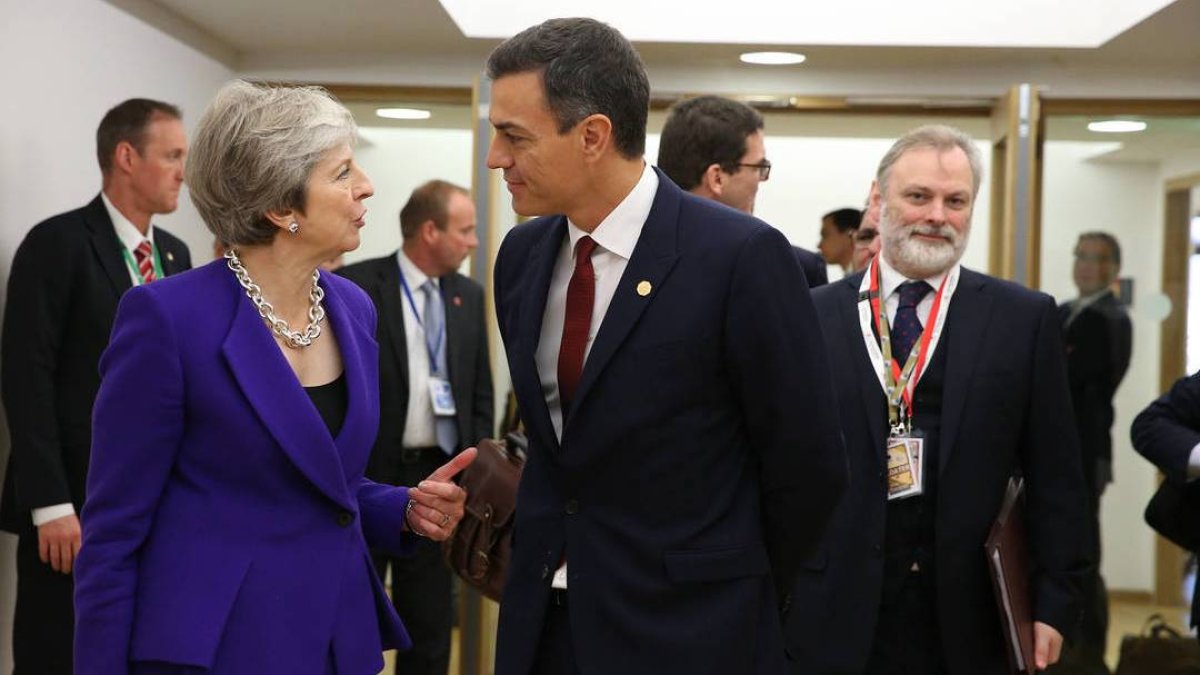 Pedro Sánchez y Theresa May.