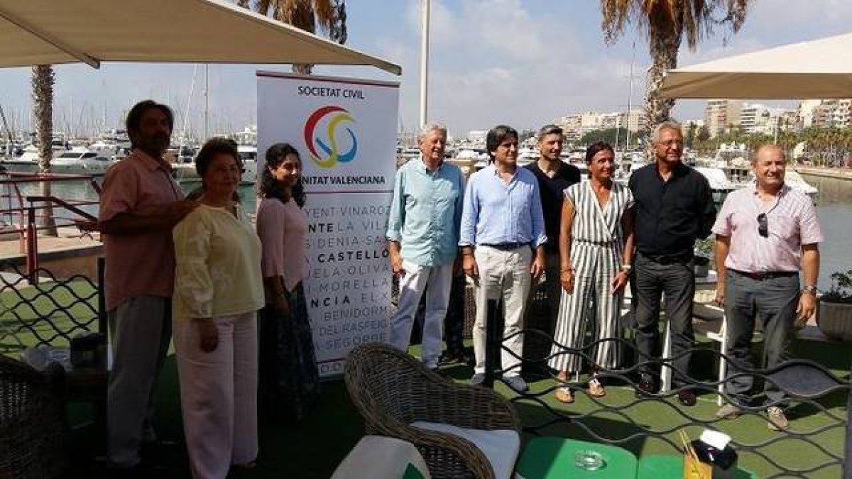 Miembros de Sociedad Civil Valenciana en el Puerto de Alicante.