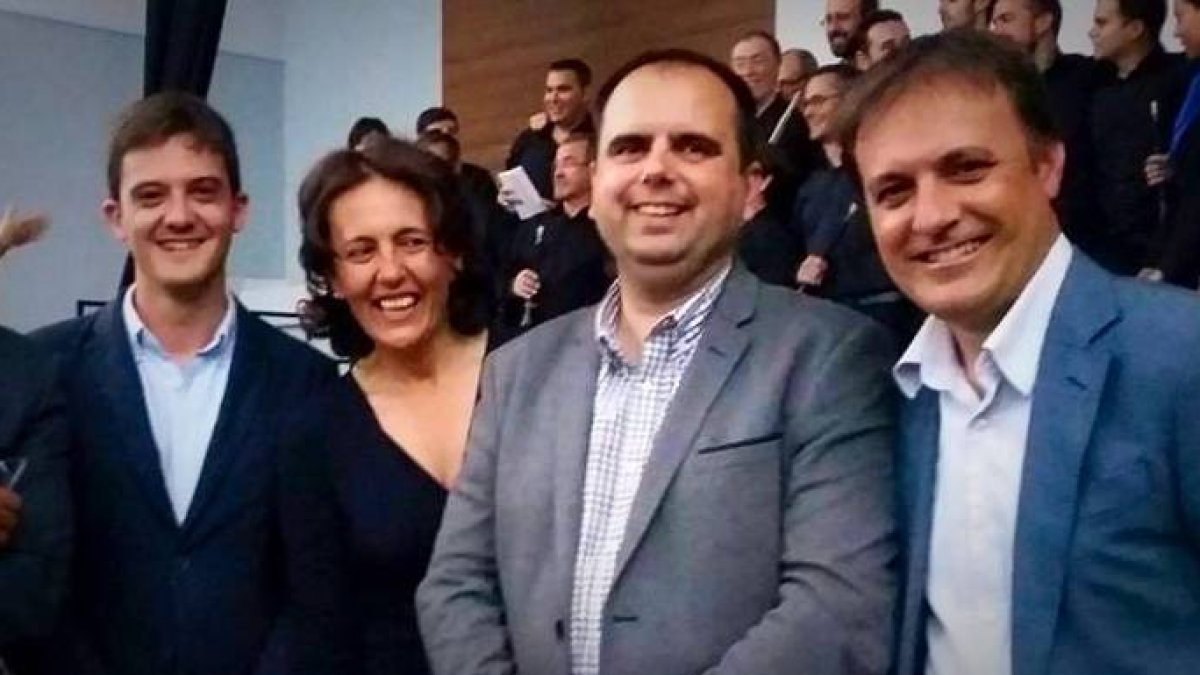 En el centro, el edil socialista Carlos Giménez.