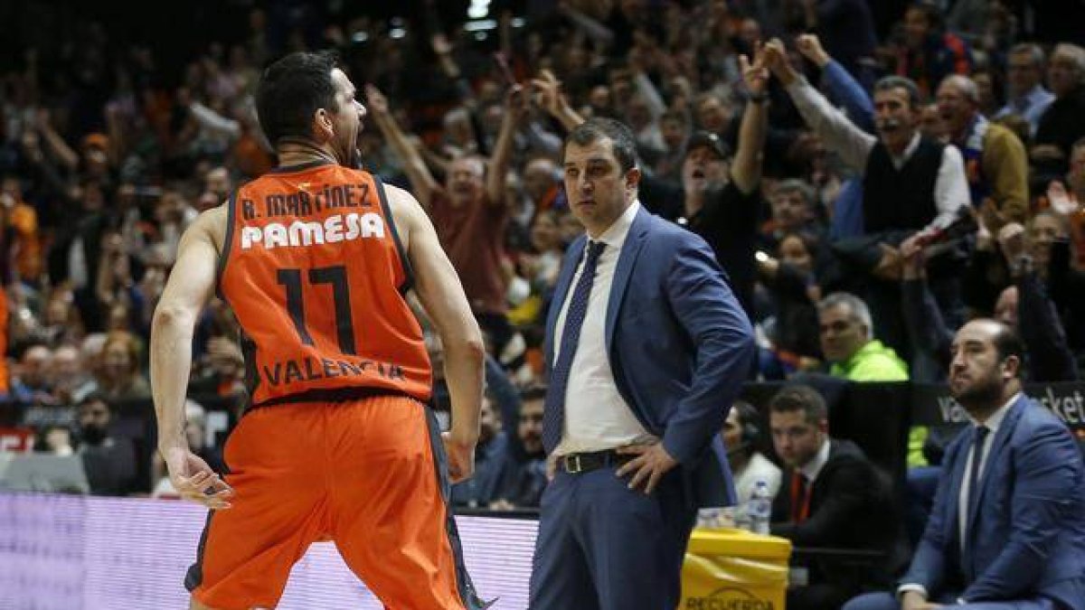 Rafa Martínez festeja el triple en su retorno a als pistas