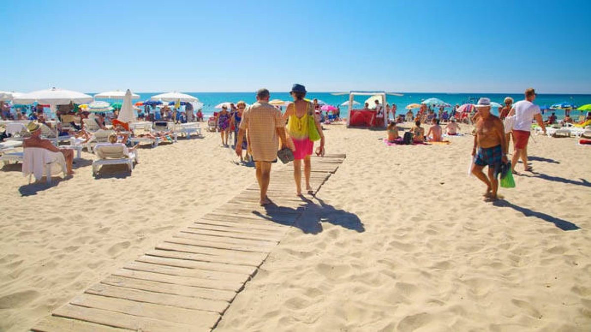 De España pide a Turisme la renovación de pasarelas y lavapiés de las playas