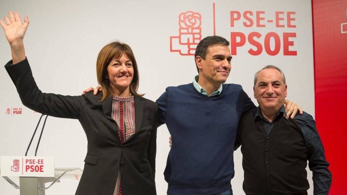Pedro Sánchez, entre Idoia Mendia e Iñaki Arriola.