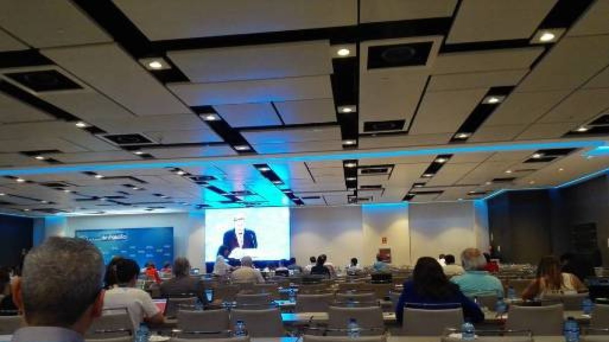 Un Congreso del PP poligonero y plasmático