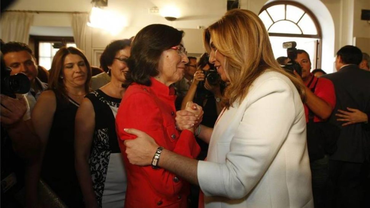 Susana Díaz junto a su consejera de Justicia, Rosa Aguilar.