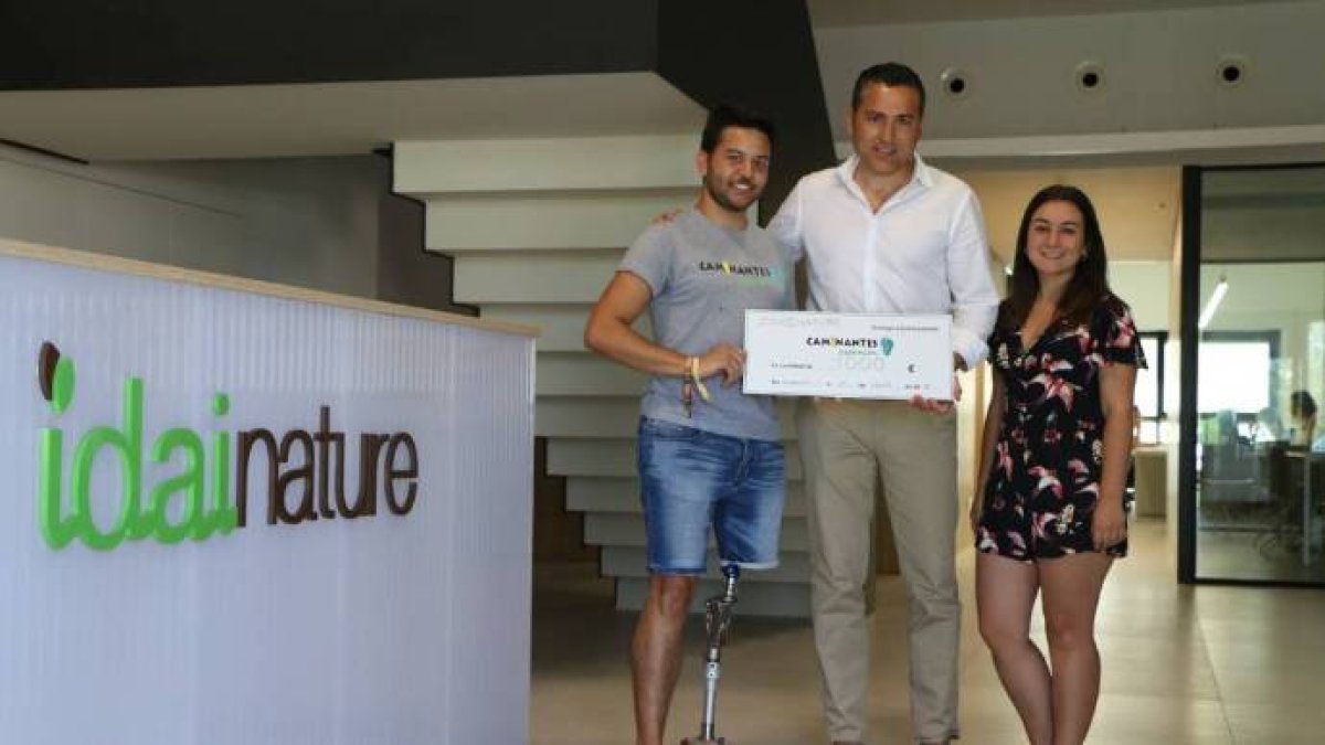 Carlos Ledó, CEO de Idai Nature, junto a miembros de la Asociación Caminantes.
