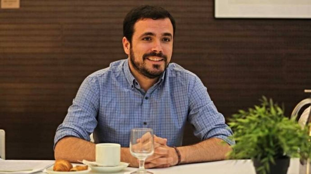 El intento de agresión a Alberto Garzón y el contraste con el puñetazo a Rajoy