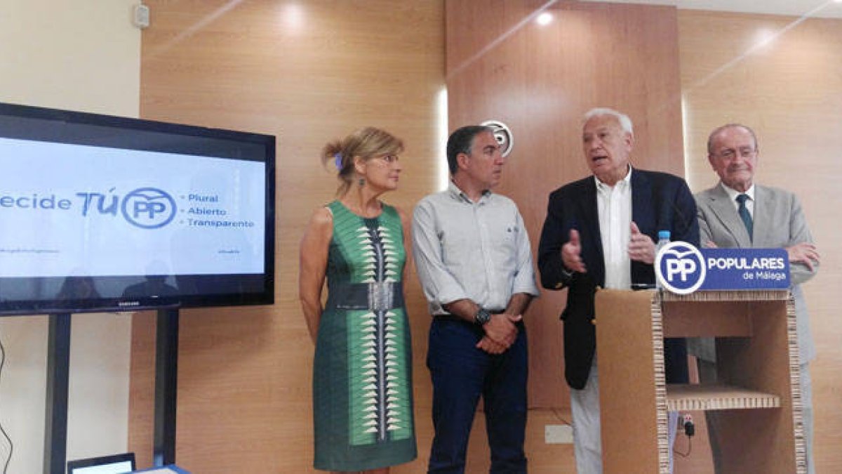 García Margallo con militantes del PP de Málaga.