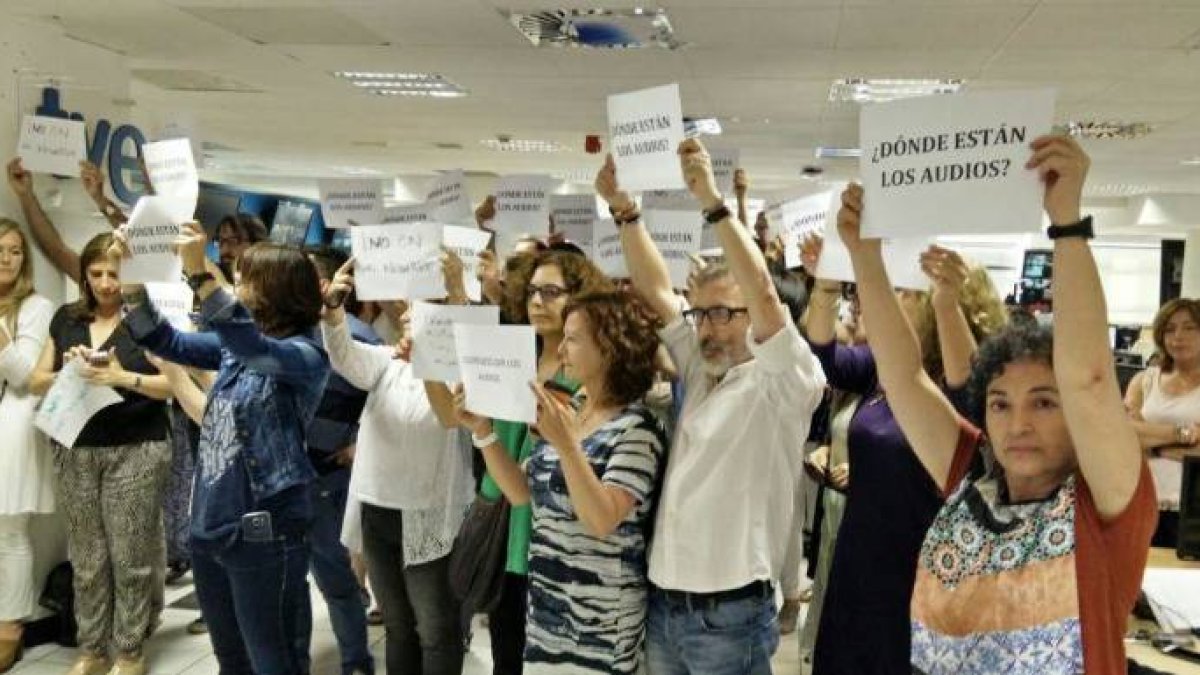Periodistas de TVE en una protesta contra los responsables de los informativos.