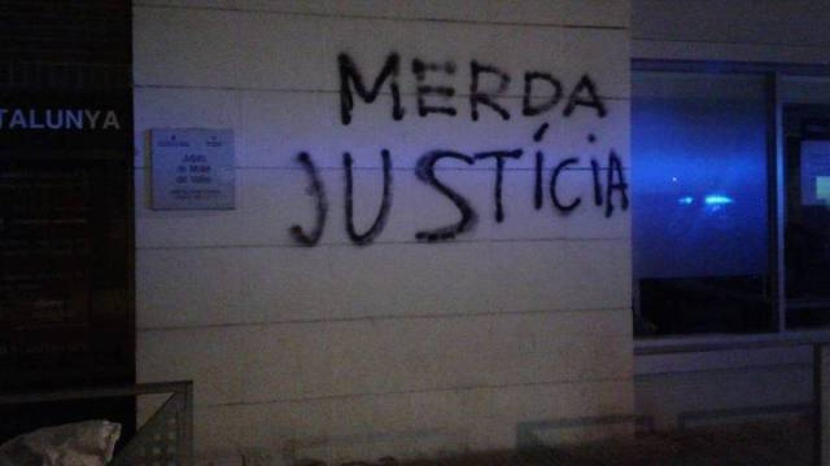 Pintada a la puerta de un juzgado en Barcelona