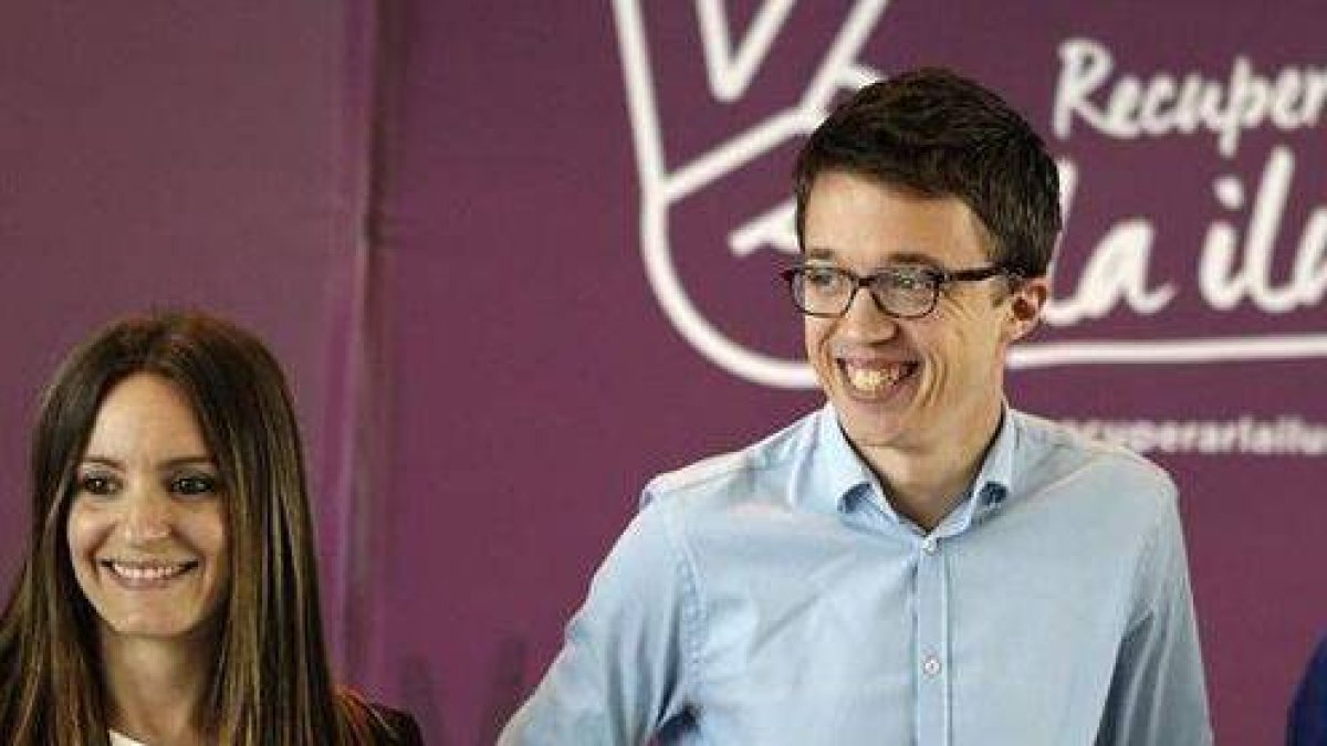La diputada Angela Ballester, junto a Íñigo Errejón.