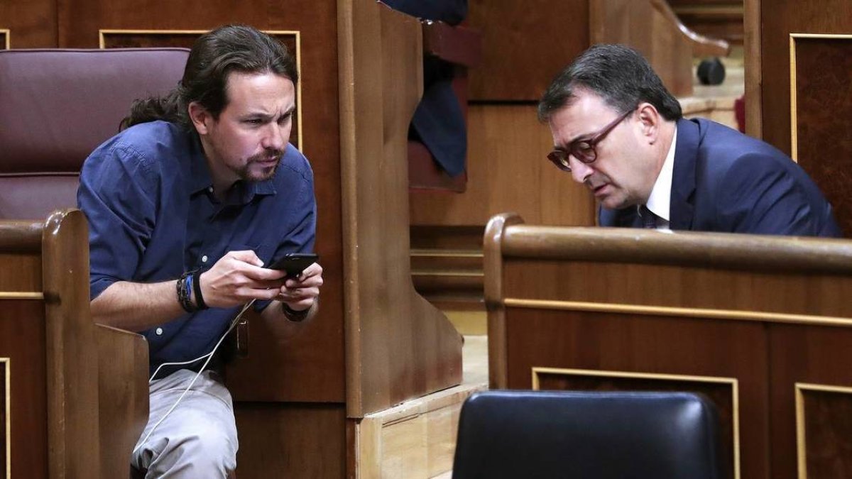 Pablo Iglesias, junto al portavoz del PNV en el Congreso, Aitor Esteban.