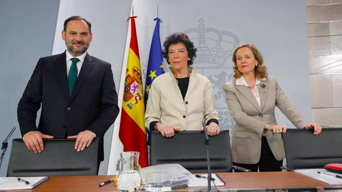 Los ministros Ábalos, Celaá y Calviño, este viernes tras la reunión del Consejo de Ministros.