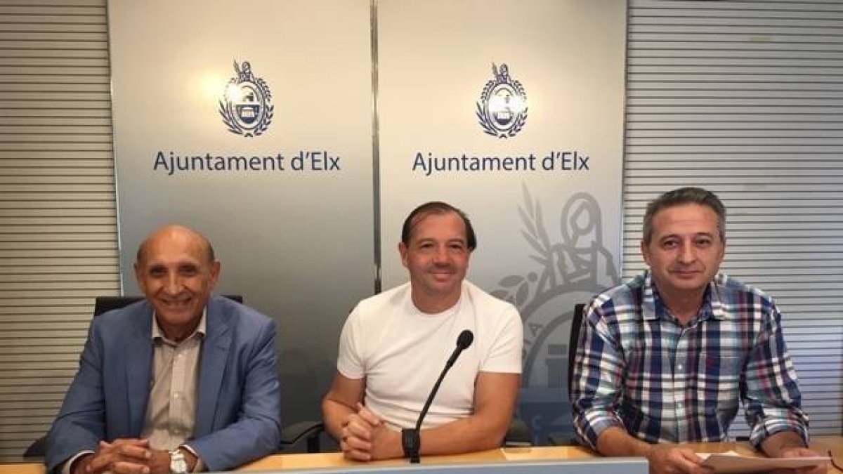 Presentación de las jornadas deportivas con el edil Jesús Pareja en el centro.