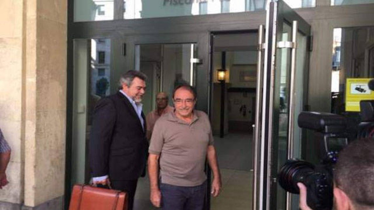 El socialista Ángel Franco a su entrada en la Audiencia de Alicante.