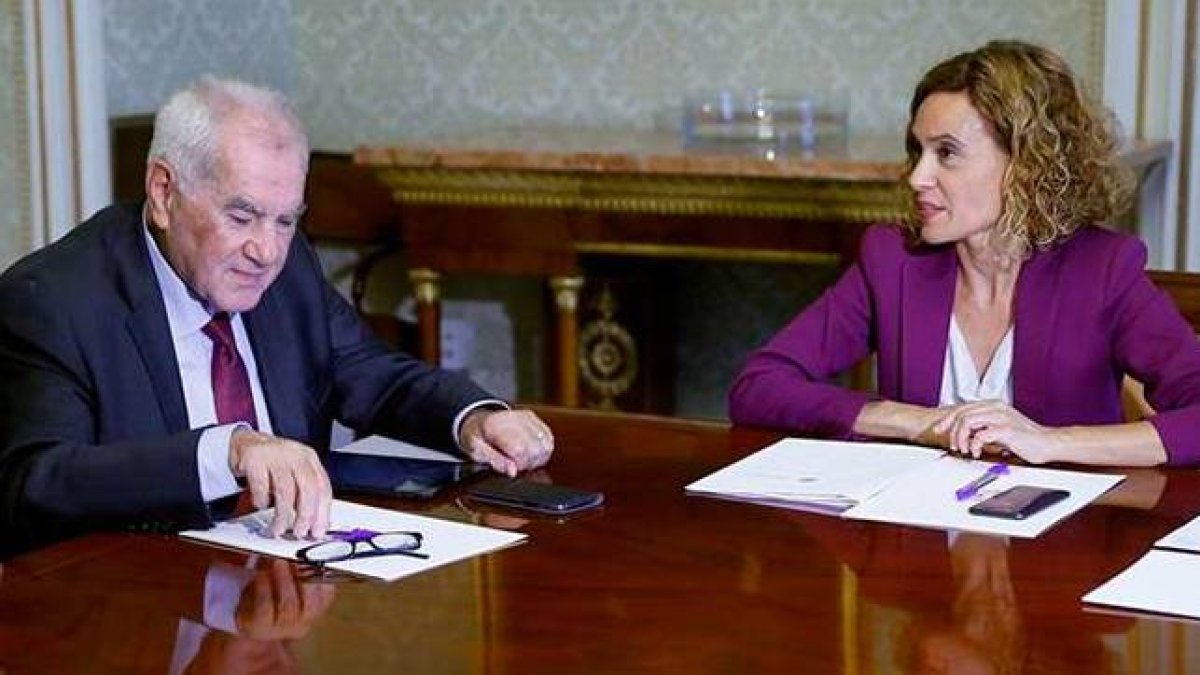 El conseller de Exteriores, Ernest Maragall, y la ministra Meritxell Batet, en su primera entrevista oficial.