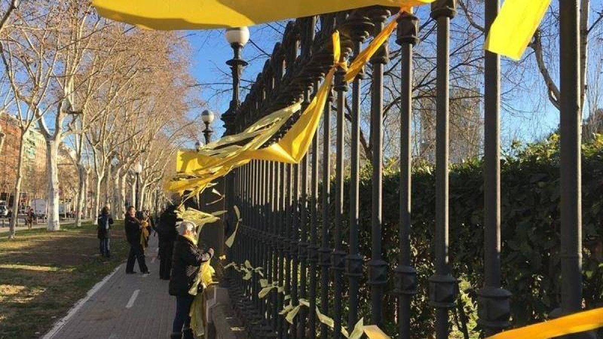 Ofensiva política y cívica para defender a los que retiran lazos amarillos