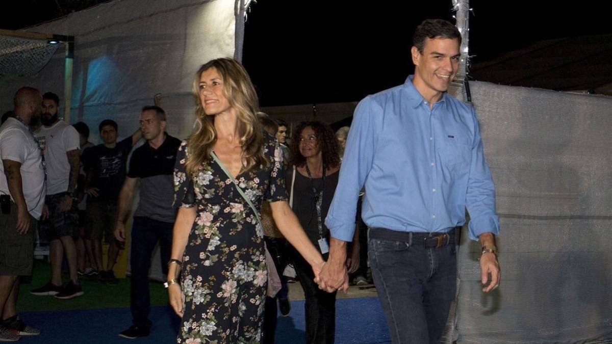 Pedro Sánchez y Begoña Gómez, este viernes, llegando al concierto de The Killers en avión oficial.
