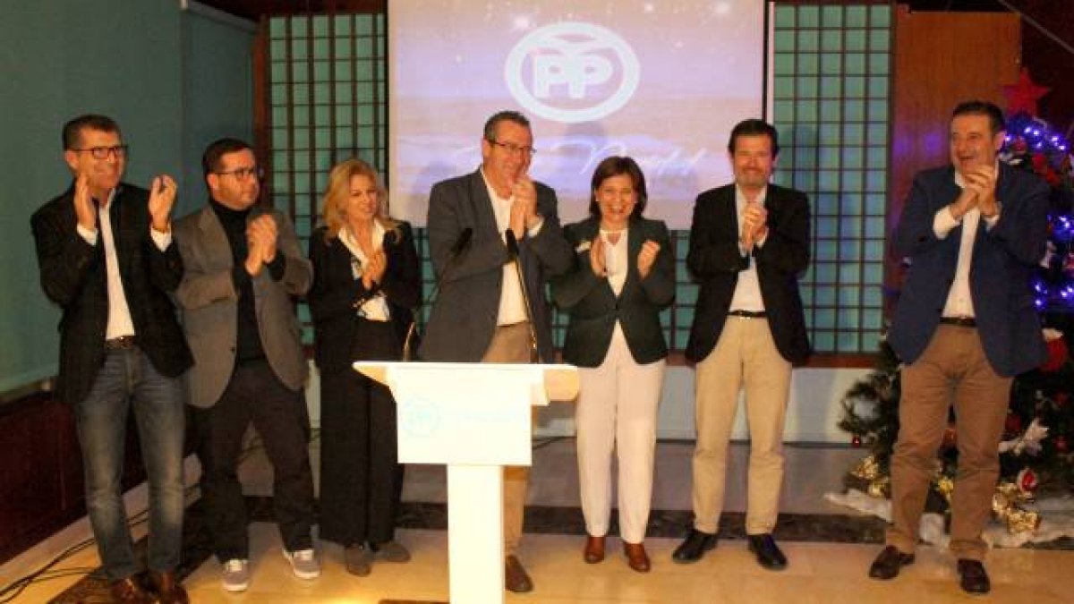 Toni Perez con Isabel Bonig y José Ciscar, junto a miembros del PP de Benidorm