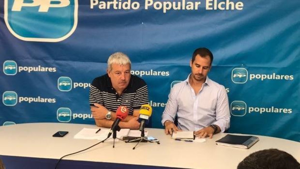 A la izquierda, Daniel McEvoy en la sede del PP.