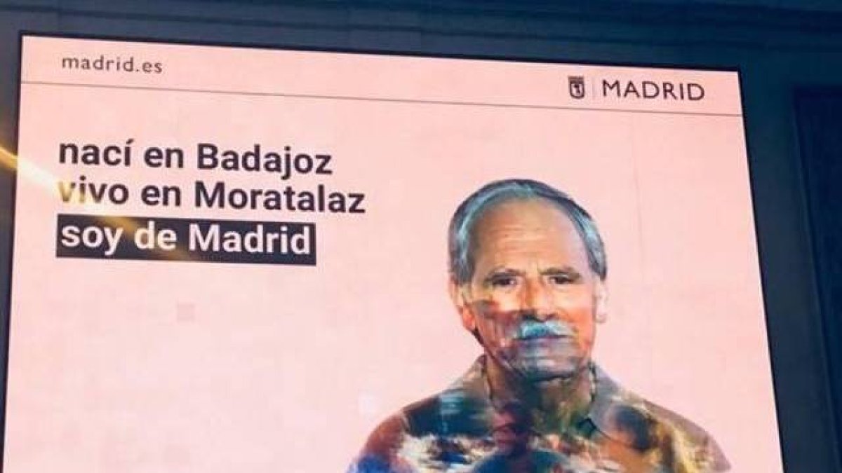 Detalle del cartel colgado en el Palacio municipal de Cibeles