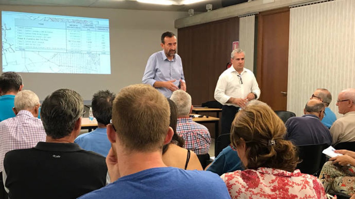 Carlos González explica a los vecinos afectados las distintas fases del proyecto.