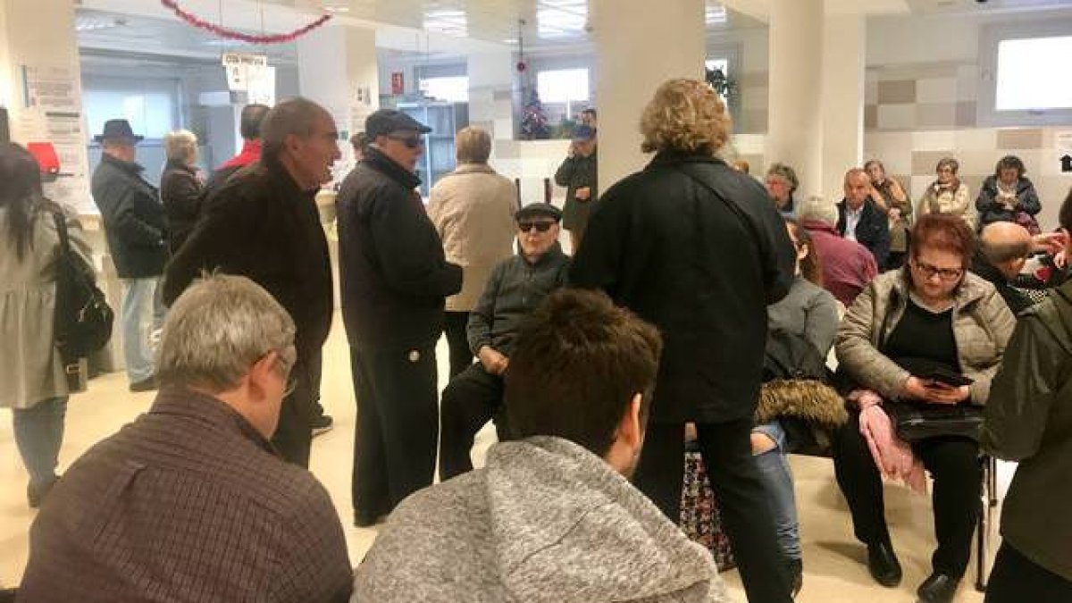 Largas colas de espera en el Centro de Saud de Nou Moles de Valencia