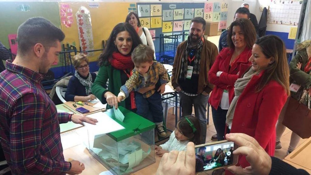 Andaluces votando este 2-D.