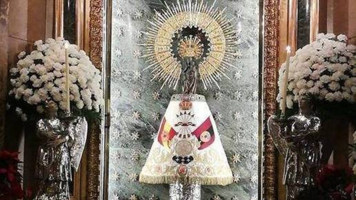 La Pilarica, luciendo el manto con la bandera de la Falange y el emblema del yugo y las flechas