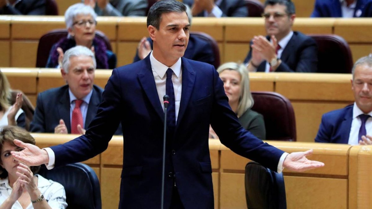 Sánchez y Delgado a su lado, este martes en el Senado.
