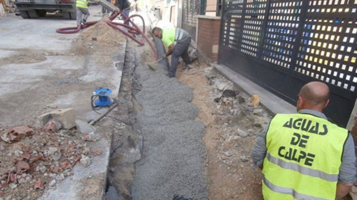 Operarios de Agua de Calpe trabajan en la mejora de las conducciones.