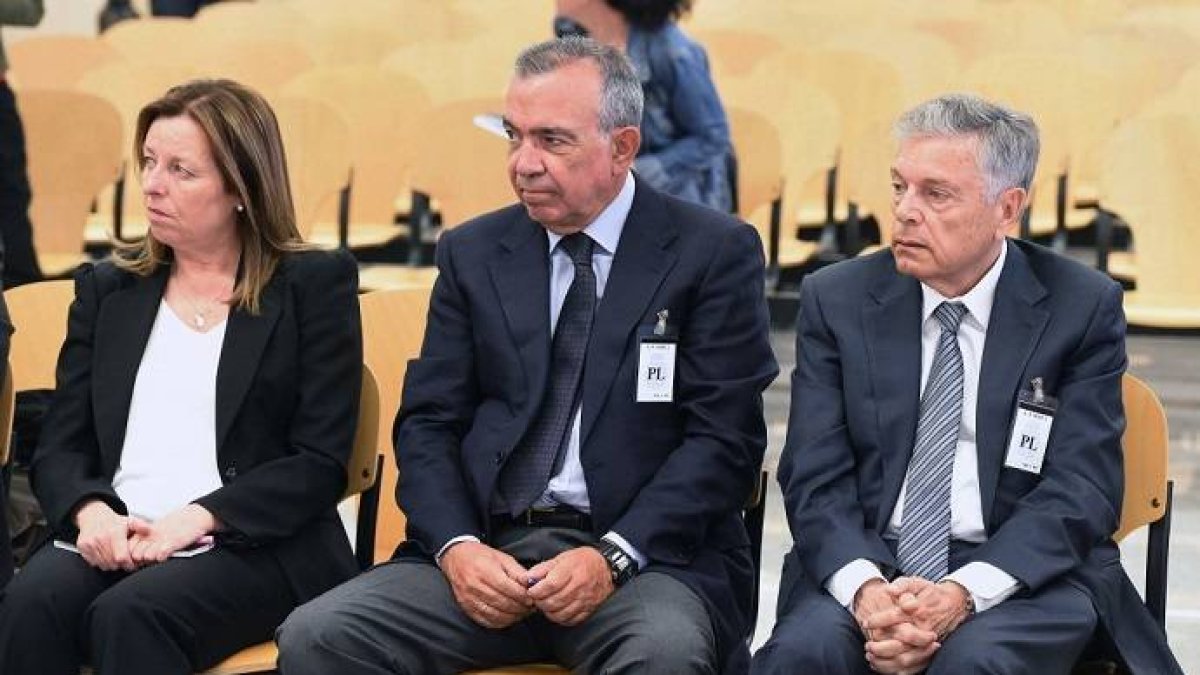 El expresidente de la Caja de Ahorros del Mediterráneo (CAM) Modesto Cresp), junto a Roberto López Abad y María Dolores Amorós.