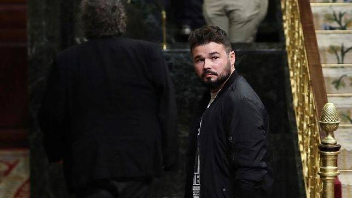 Rufián se pasa de macarra en el Congreso y Ana Pastor lo manda a la calle