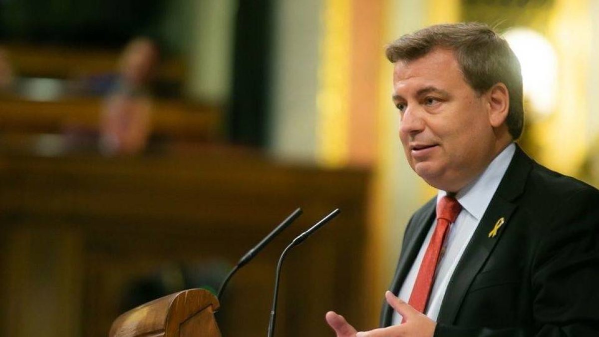 El diputado del PDeCAT, Jordi Xuclá, portando en el Congreso el lazo amarillo por los presos.