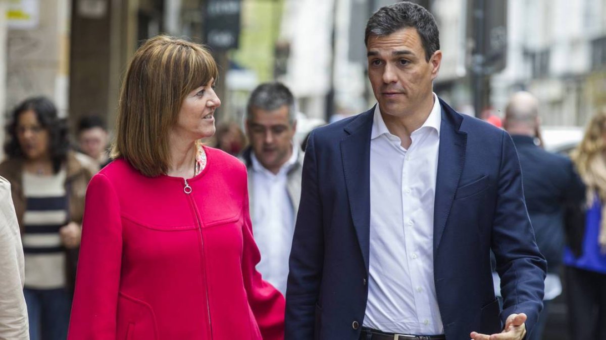Pedro Sánchez, junto a la secretaria general de los socialistas vascos, Idoia Mendía.