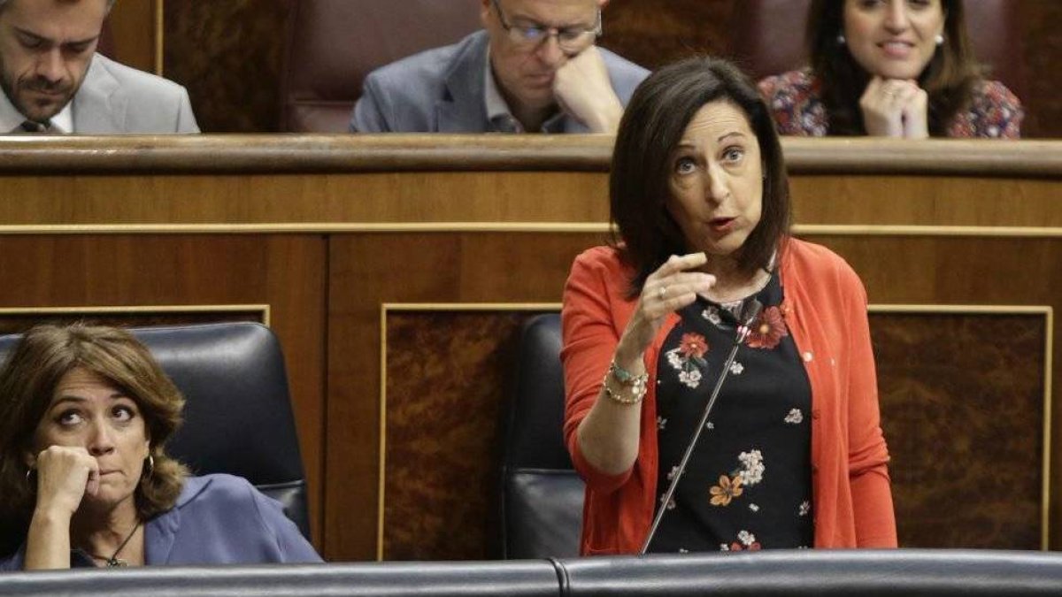 Margarita Robles y Dolores Delgado, este miércoles en el Congreso, durante la sesión de control al Gobierno.