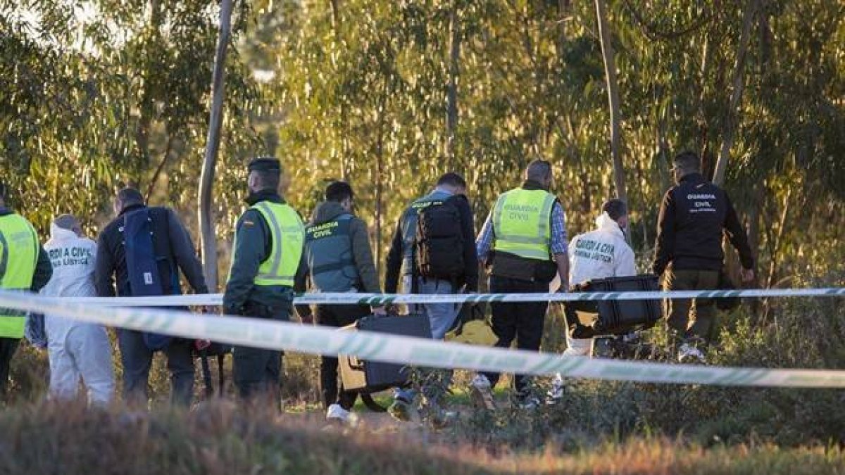 Agentes de la Policía científica, dirigiéndose al lugar donde fue hallado el cadáver de Laura