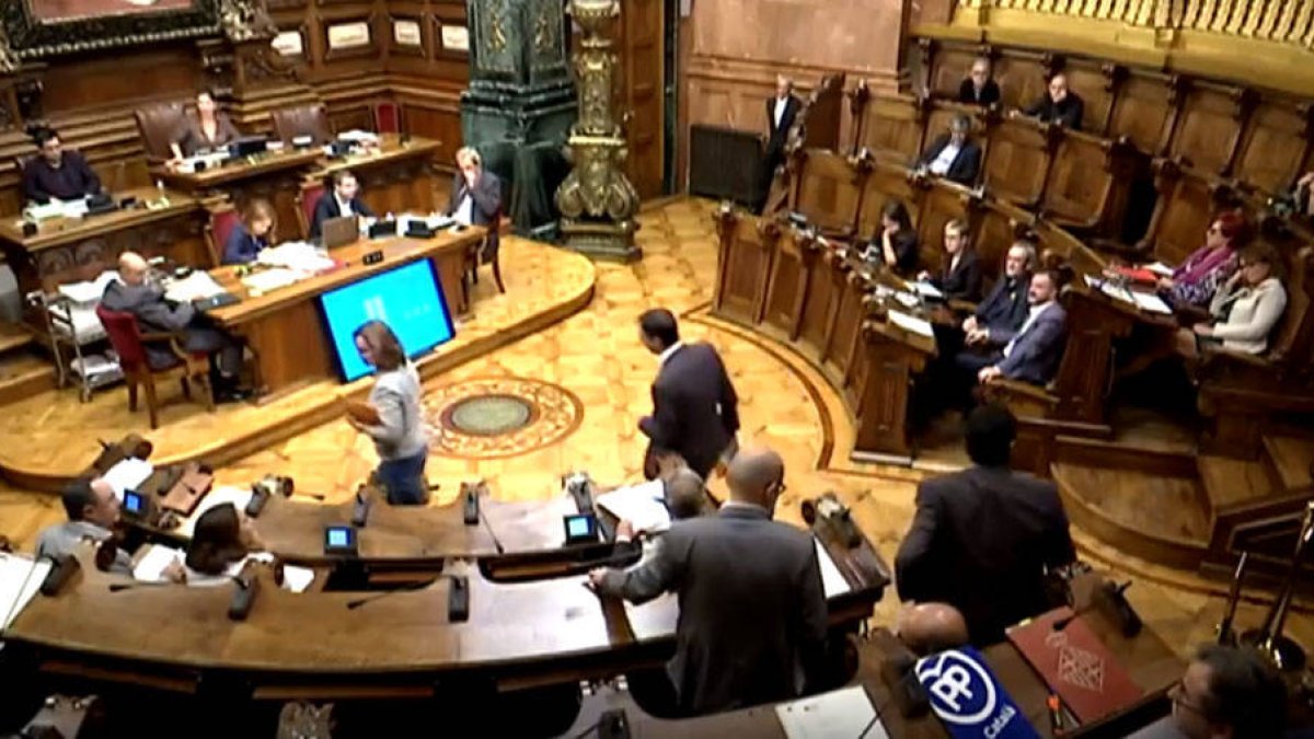 Momento en el que los cinco concejales de Ciudadanos abandonan el pleno.