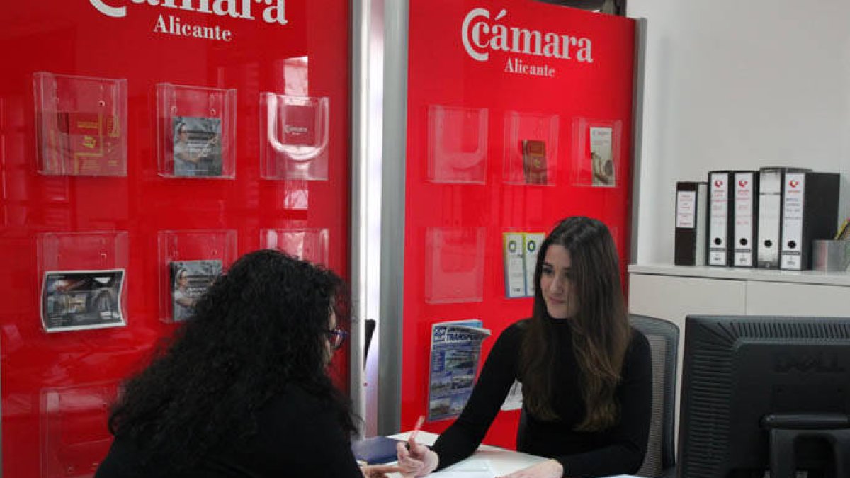 La Cámara de Comercio de Alicante apoya a la mujer emprendedora.