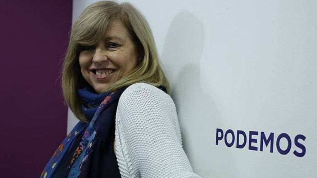 La musa de Podemos intenta dar clases de periodismo y patea el diccionario
